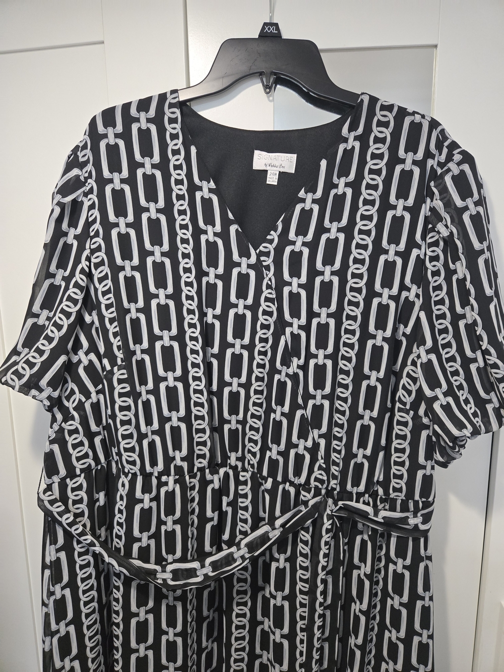 Black & White Chain-Print V-Neck Women's Dress - Picture 4 of 9